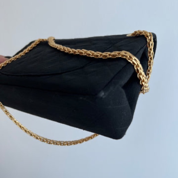 CHANEL CLASSIC FLAP BAG (AUTHENTIC) - Picture 3 of 16